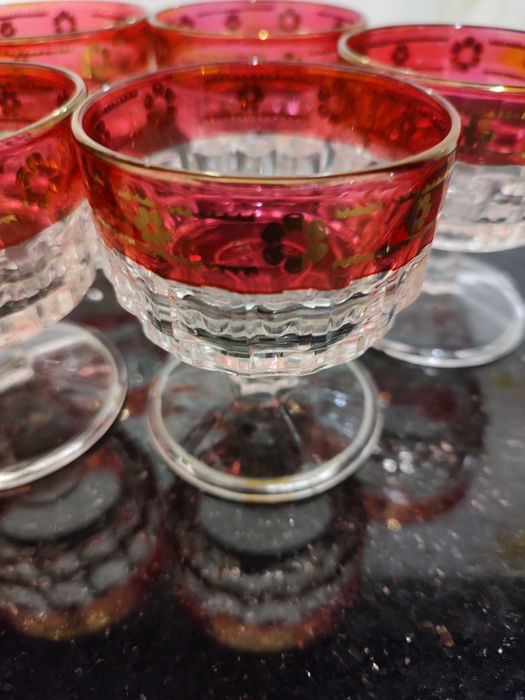 Ретро чаши със столче.