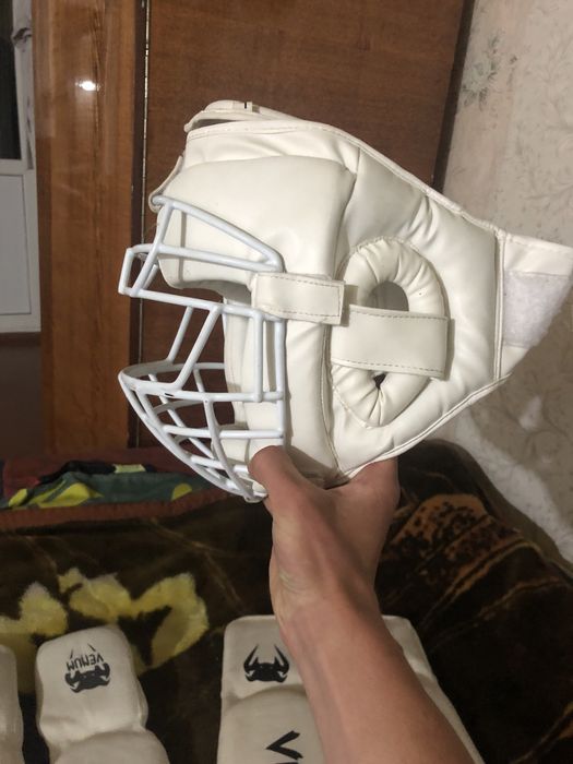 Детские щитки для ног и шлем б/у