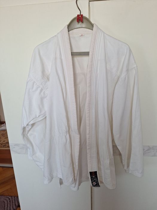 Продавам карате кимоно