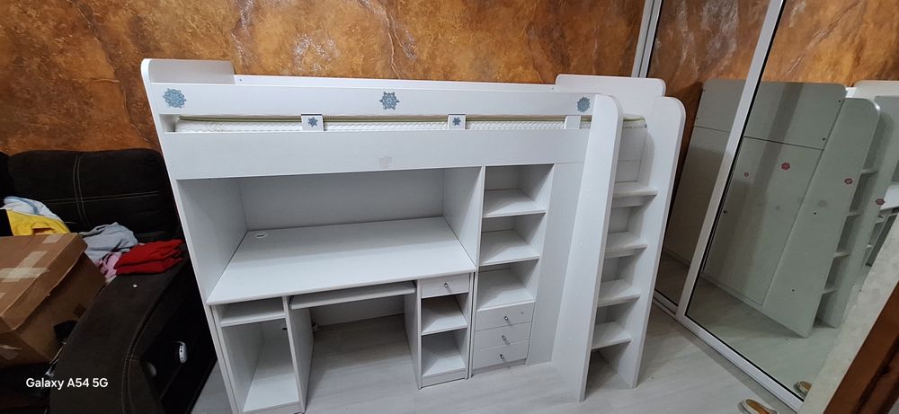 Pat suspendat cu birou si sifonier