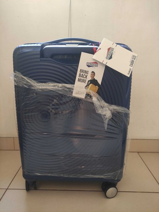 Куфар American Tourister Soundbox Spinner 55/20 TSA EXP – Midnight Navy (Моделът на Роналдо)