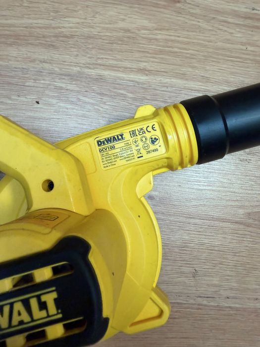 Suflanta Dewalt DCV100