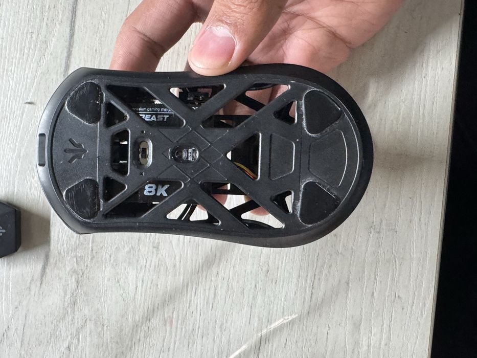 Мышка     WLMOUSE Beast X Max wireless gaming mouse and its 8K dongle