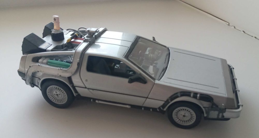 Делореан модель машины 1/32