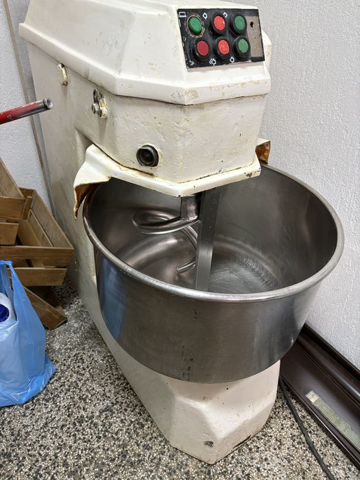 Професионална тестомесачка