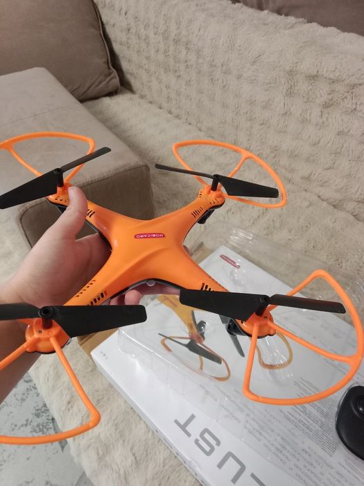 Дрон на пульте управлении