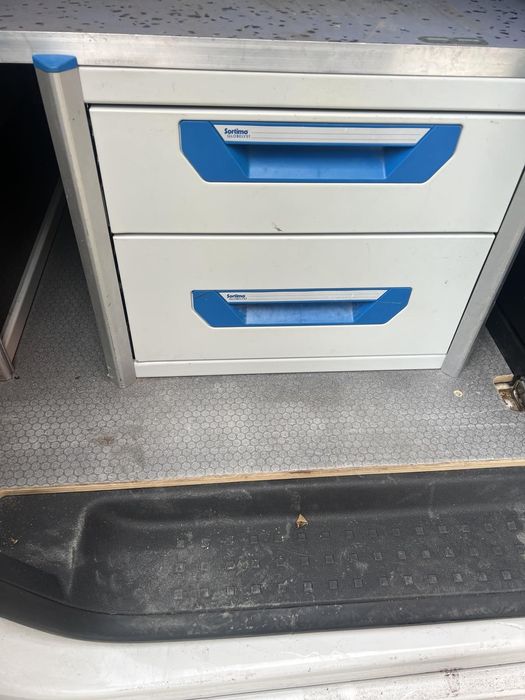 Шкафчета с чекмеджета за баничарка