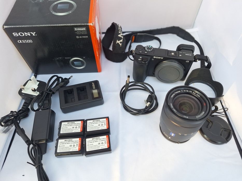 Sony a6500, grip meike, 2 încărcătoare, 4 acumulatori, obiectiv;