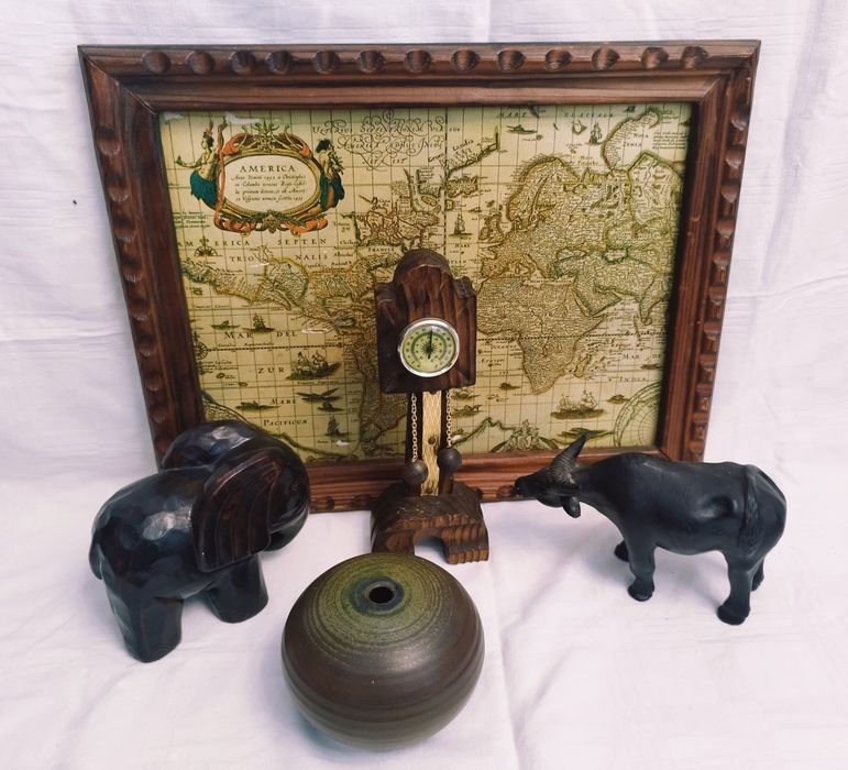 Lot tablou harta lumii și figurine din rășină acrilică elefant, bivol colectia Leonardo, barometru din lemn și vază pt betigașe parfumate.