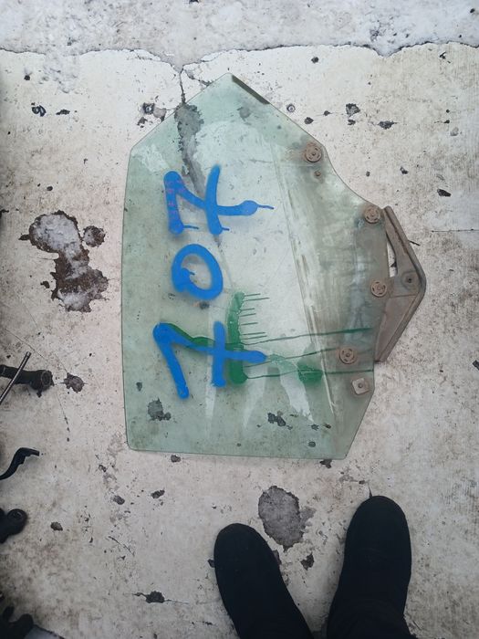 Стекло двери Мазда 323ф на 1995г