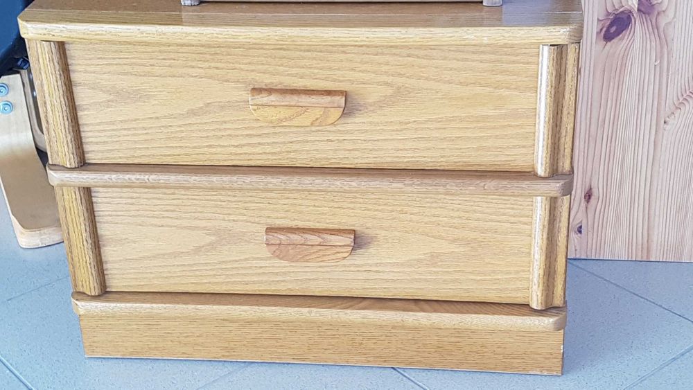 Маси 70.70 в45 75 лв.100- 50 см. Шкаф и маси.Бюро 50 лв. Столче