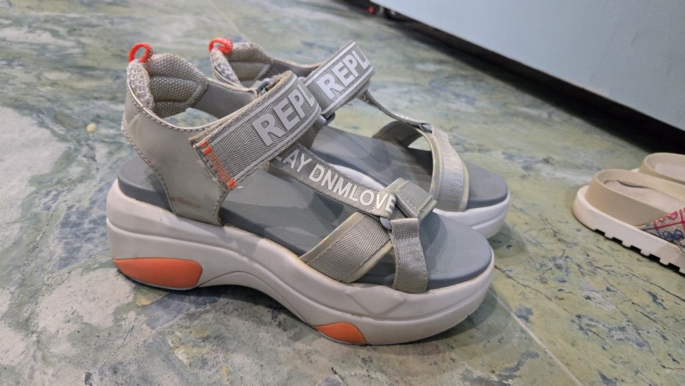 Различни дамски обувки