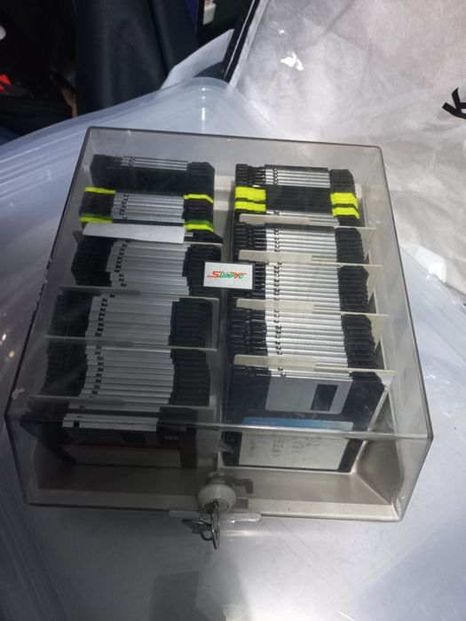 Lot floppy disk 100 bucati plus cutie