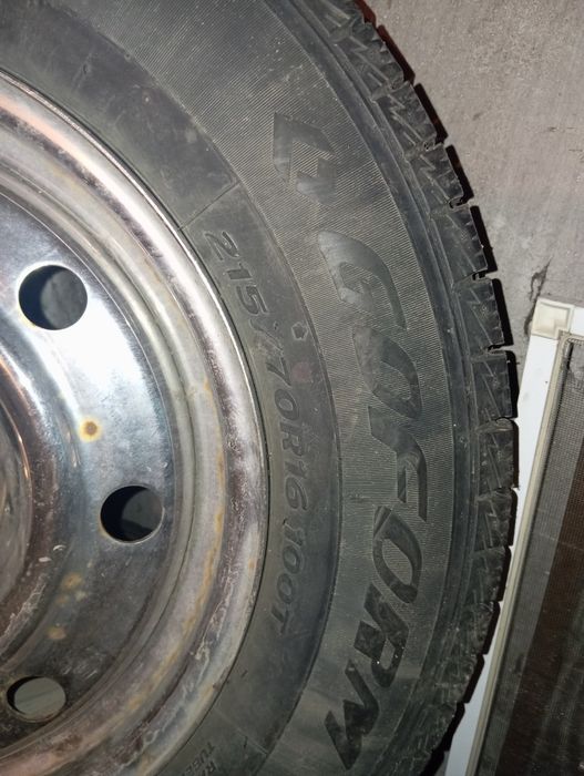 Зимние шины с дисками 215/70 R16