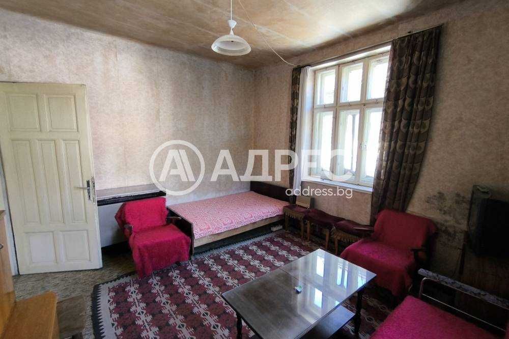 Продава се къща в кв. "Варош"