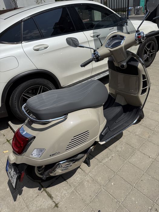 Vespa GTS 300 ABS/ASR – 2024 | Doar 1.800 km | Ca nouă