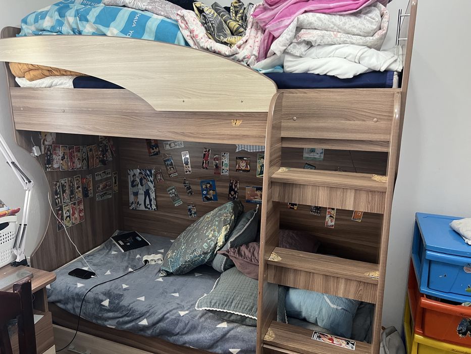 Диван, двухярусная кровать, шкаф