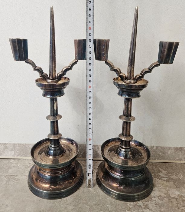 Чифт посребрени свещници от 19-ти век.