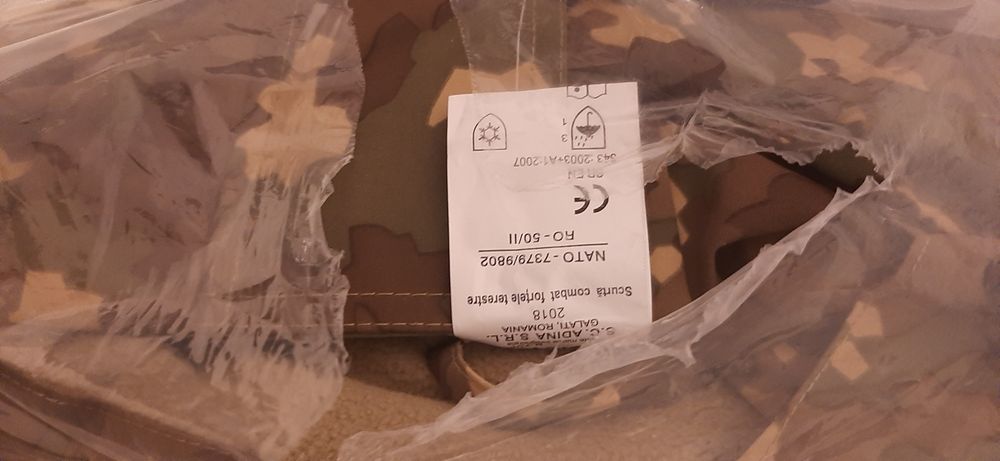 Scurtă combat și pelerina ploaie