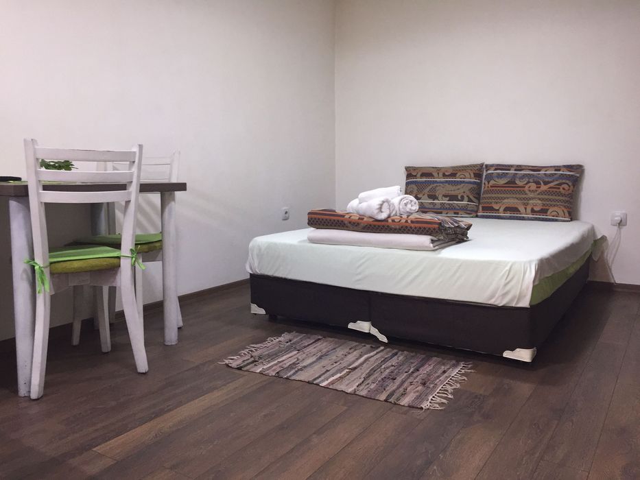 Нощувки в студио Орхидея до Червения площад и ВВМУ