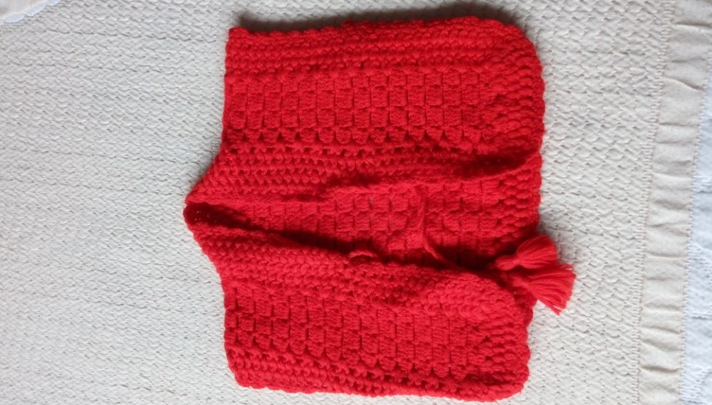 Бебешка червена плетена жилетка дъжина 25см . Нова.