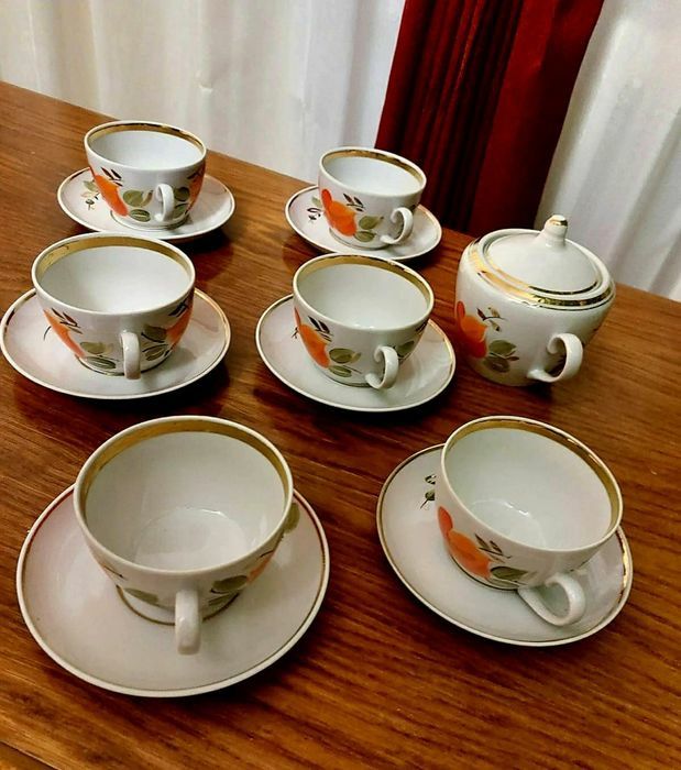 Продам фарфоровый сервиз.