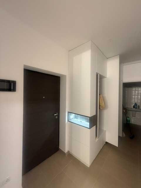 Proprietar vand apartament nou 3 camere 2 bai terasa etaj3/5 lift doua locuri de parcare. exclus agentii imobiliare sau intermediari.