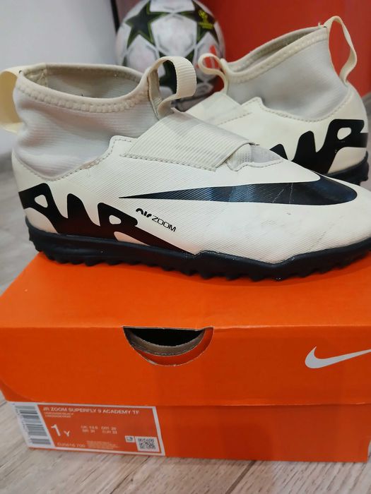 Футболни стоножки и бутонки