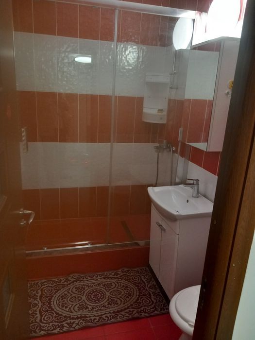 Închiriez apartament 2 camere pitesti str Livezilor complet utilat centrala, masina spalat, frigider ,mobilat — fotografia 3