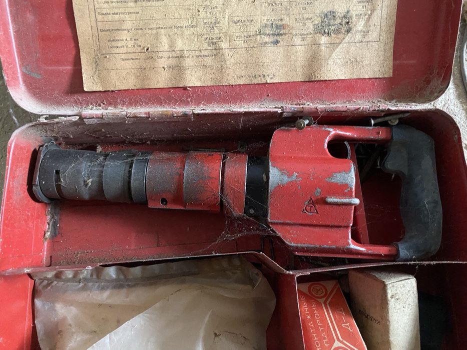 Монтажный пороховой пистолет ТП-84 (СССР) в металлическом кейсе