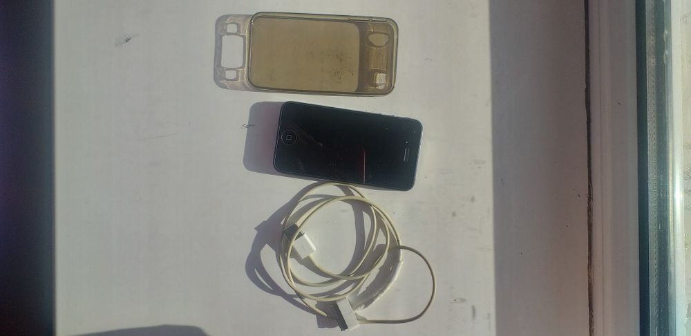 Продам айфон 4 .