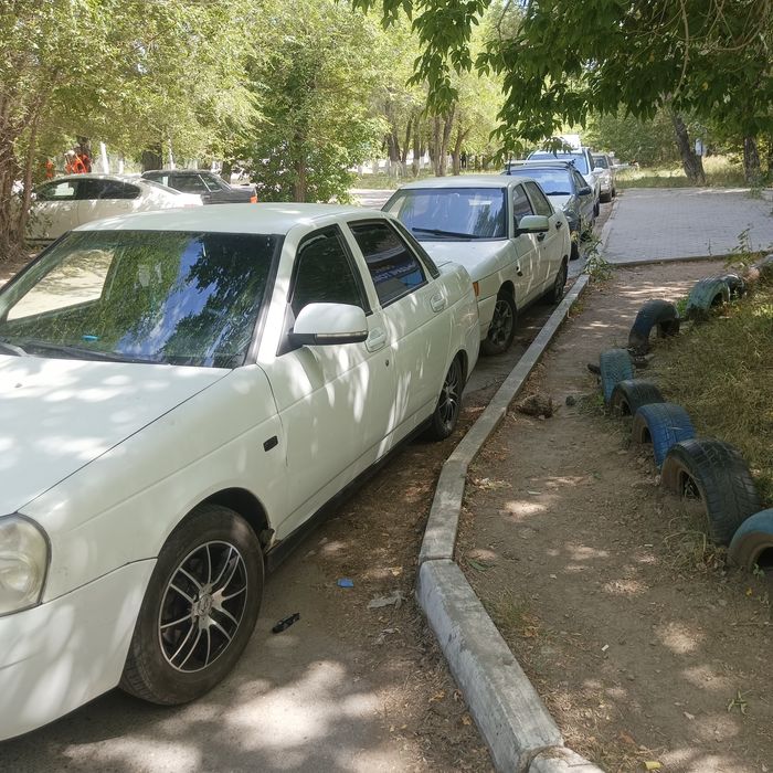 Продам Приору торг у капота.