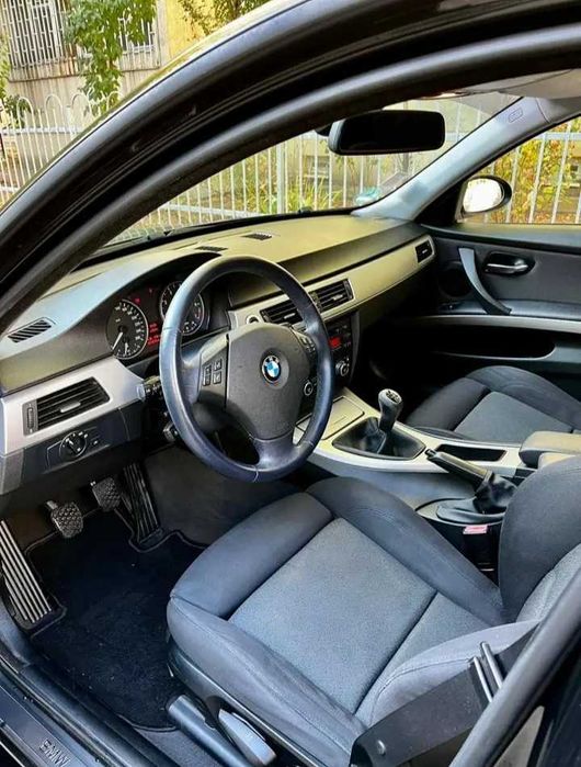 Vand bmw e90 masina se afla in stare buna