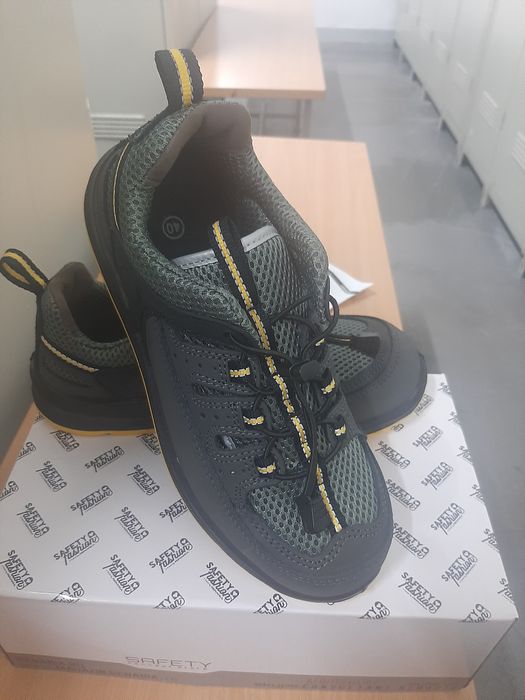 Pantofi de lucru si saboti medicinali