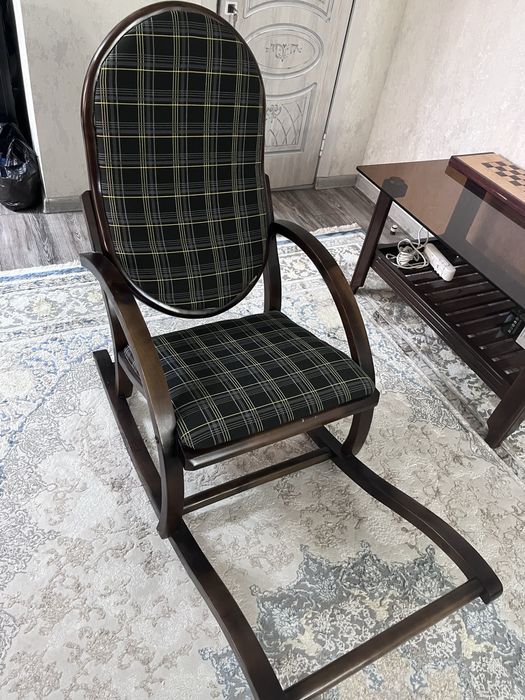 Продаю срочно кресло-качалку! В идеальным состоянии!