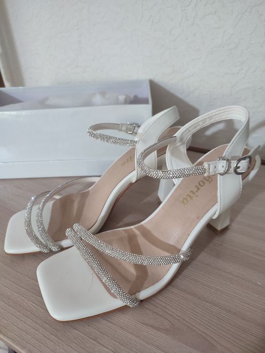 Босоножки белые со стразами новые
