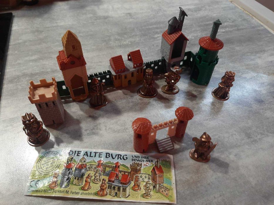 ЛОТ Метални фигурки - войници Серия Стария Замък от Киндер яйца