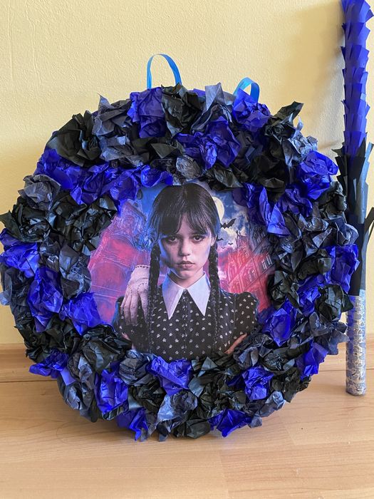 Пинята с лакомства с тема по избот