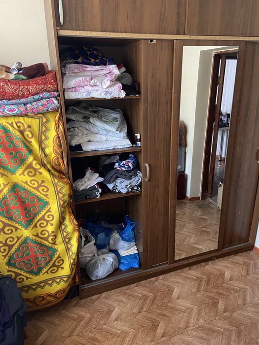 Продам шкаф купе зеркалом