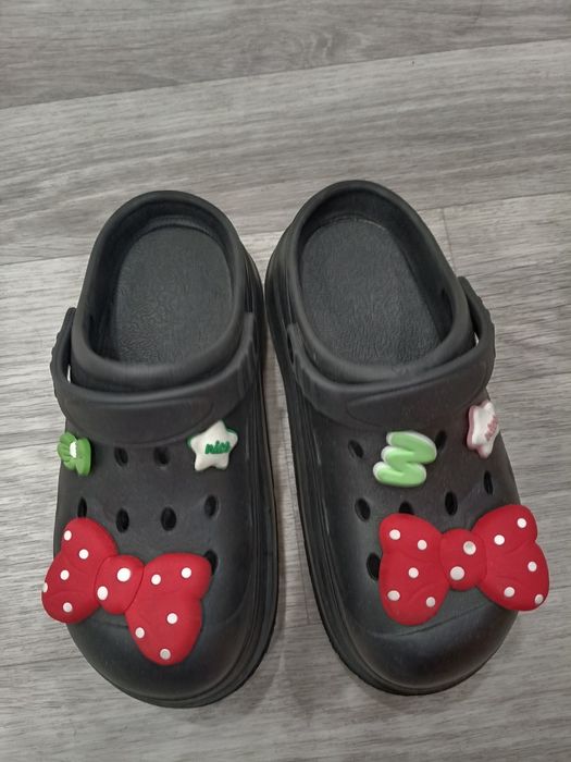 Кроксы черные срочно