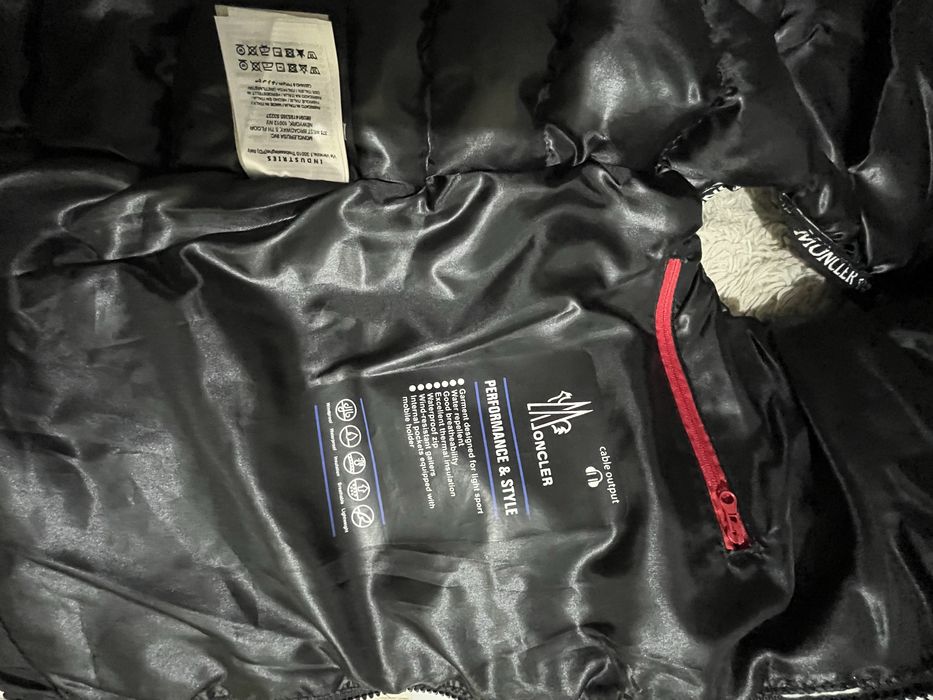 Vestuta foarte cute  Monclear