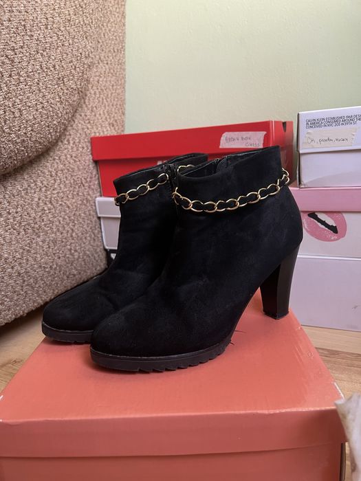 Черни боти на ток