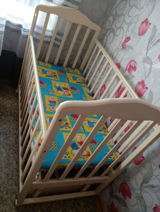 Продам детскую кроватку маятник