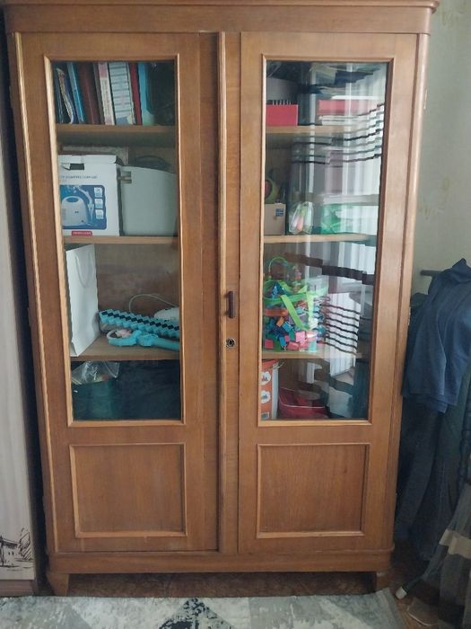 Шкаф антиквариат, из натурального дерева.