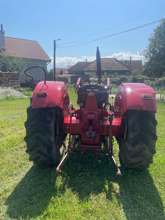 Tractor internațional 523 cu încărcător