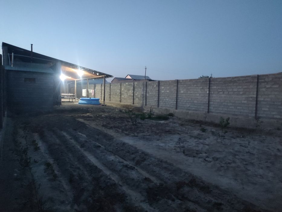 Уй сотилади гишдан курилган