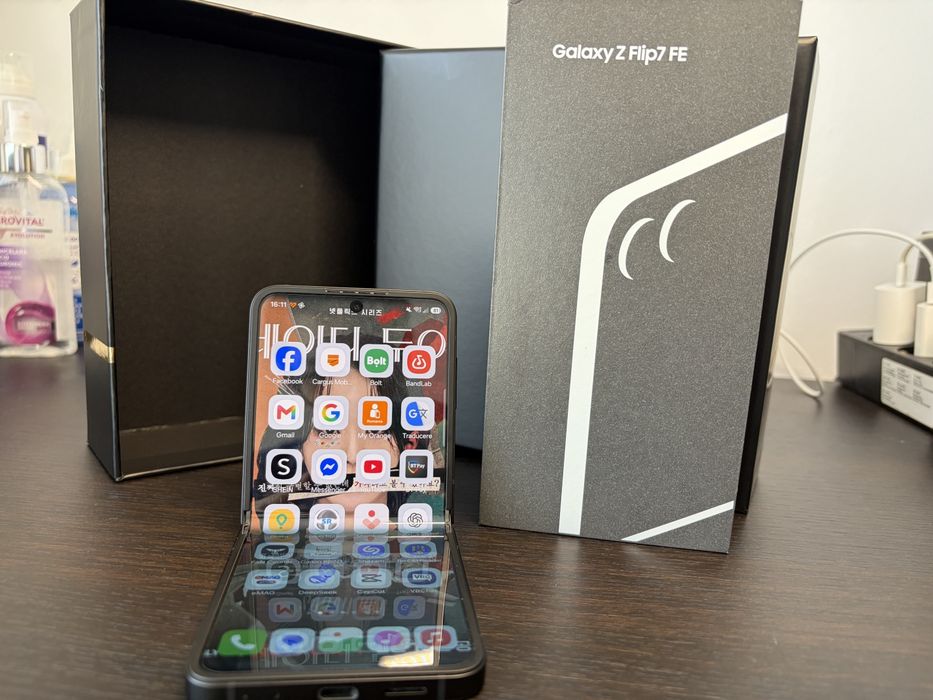Samsung Galaxi Z Flip 7 FE 256RAM 8GB perioada funcționare 7 luni pret ușor negociabil!