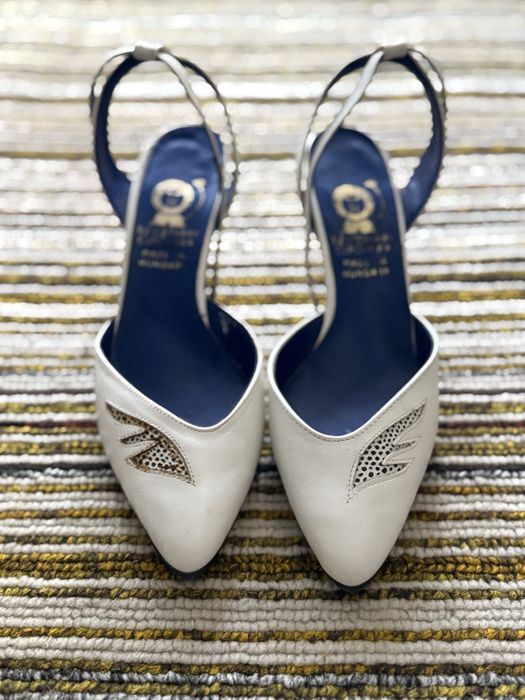 Белые женские босоножки