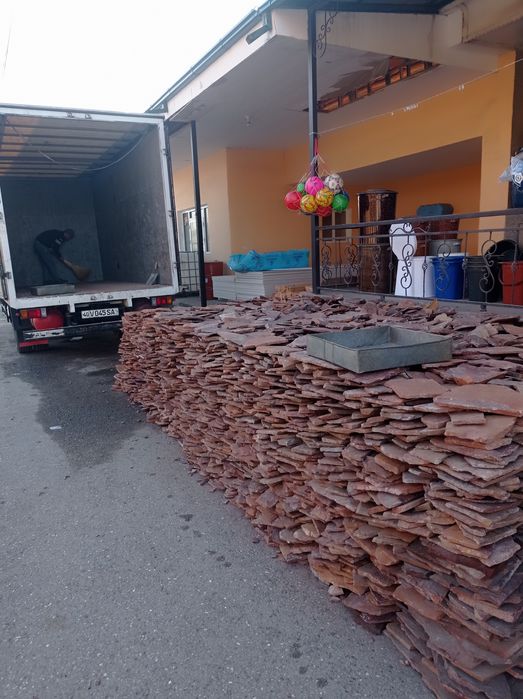 Красный рваный камень