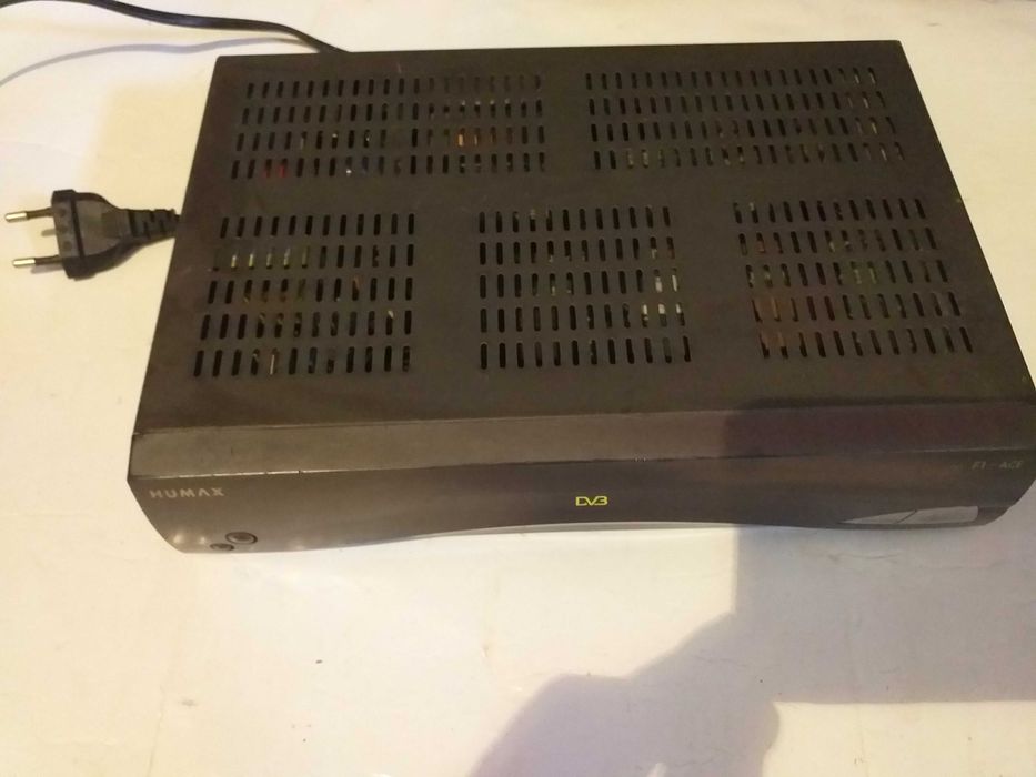 3 receiver/receptor satelit si cablu:STRONG 8106;‐HUMAX F1;Technisat